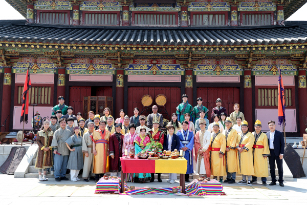 왕궁결혼식 후 참가자들이 기념촬영을 하고 있다. 김해문화재단 제공
