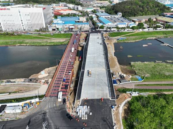 30일 개통되는 양산대교 재가설 공사 현장. 옆의 임시교량 철거 작업이 한창이다. 양산시 제공