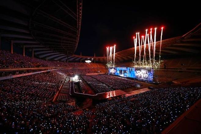 서울월드컵경기장에서 열린 세븐틴의 단독 콘서트 전경. 플레디스엔터테인먼트