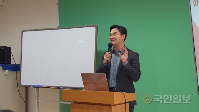 신국현 목사가 28일 서울 동작구 부림교회에서 열린 유신진화론과의 대화 세미나에서 강의하고 있다. 부림교회 제공