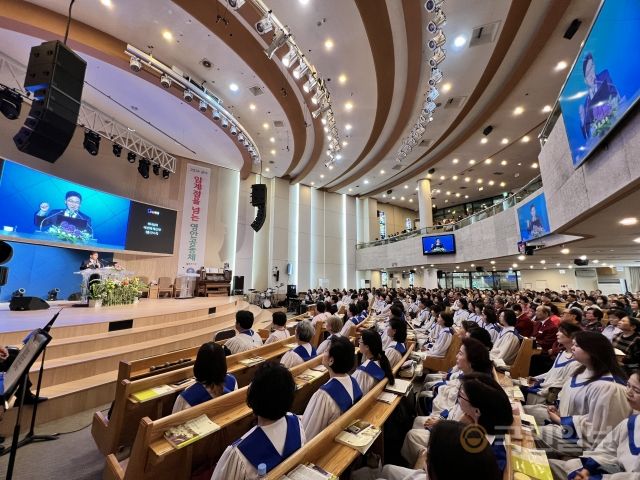 한명덕 하와이 광야교회 목사가 28일 서울 중랑구 영안교회에서 주일예배 설교를 전하고 있다.