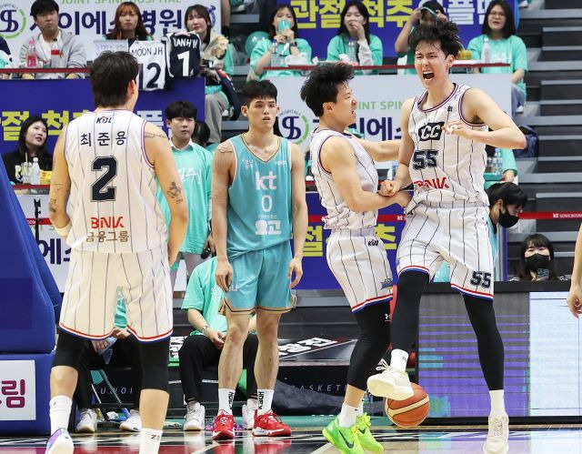 부산 KCC 선수들이 27일 수원KT소닉붐아레나에서 열린 2023-2024 프로농구 KBL 챔피언결정전 1차전 수원 KT와의 경기에서 득점에 성공한 뒤 기뻐하고 있다. 연합뉴스