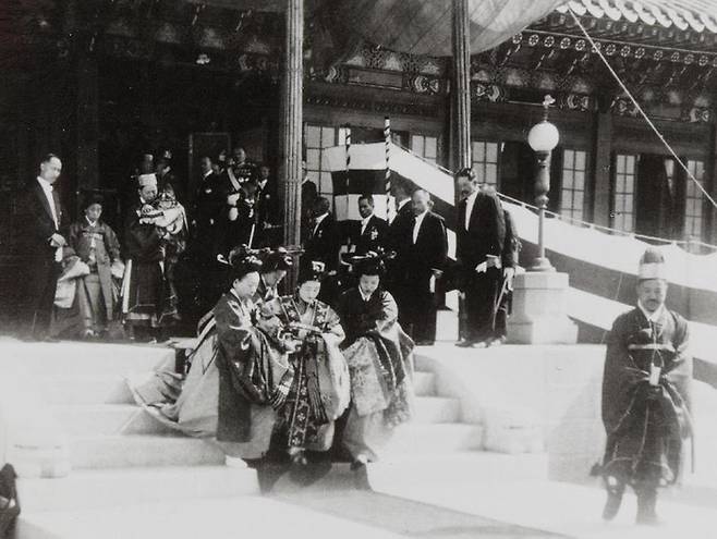 궁녀들의 부축을 받고 가는 영친왕비(1922년 촬영). [국립고궁박물관]
