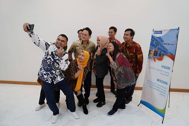 방경만 KT&G 사장이 지난 26일 인도네시아 수라바야 인도네시아 1공장 현지 채용인 간담회에서 현지 직원들과 함께 기념사진을 촬영하는 모습.