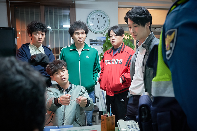 학수는 고향 변산이 지긋지긋하게 느껴진다. 해준 것도 없이 자기 발목만 잡는다고 생각한다. [플러스엠 엔터테인먼트]
