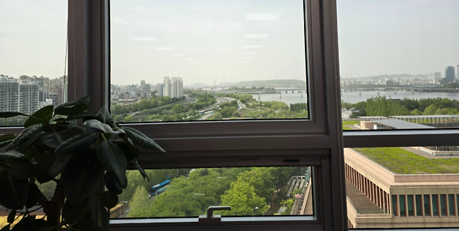 국회 의원회관 10층 사무실에서 보이는 한강 풍경. [사진=박자경 기자]