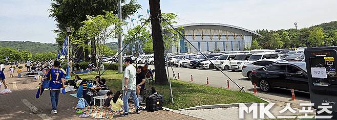 일찍이 울산문수월드컵경기장을 찾은 가족 관객들이 돗자리를 펴놓고 이야기를 나누고 있다. 사진=이근승 기자