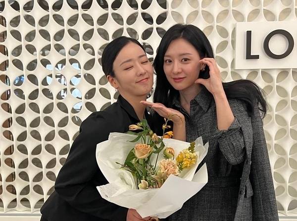 tvN 토일드라마 ‘눈물의 여왕’이 김수현과 김지원이 연기한 백현우와 홍해인의 아이까지 낳으며 완벽한 행복을 찾아가는 해피엔딩으로 막을 내렸다. / 사진 = 윤보미 SNS