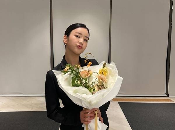 나비서 역으로 활약한 윤보미는 28일 오후 11시경 자신의 개인 채널을 통해 김지원과 함께 찍은 사진 여러 장을 게시하며 팬들과의 소통을 이어갔다./사진=윤보미 SNS