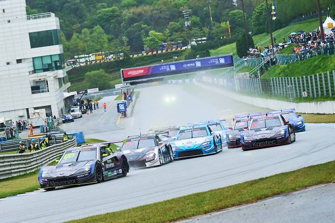 2024시즌 슈퍼레이스 개막전 슈퍼 6000 클래스 스타트 장면. /사진=CJ슈퍼레이스