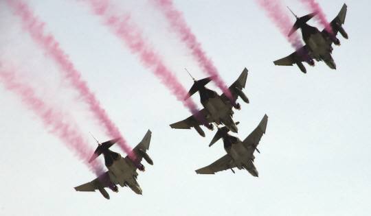 F-4E 팬텀 4대가 27일 수원비행장 상공에서 2007년 오산 에어파워데이 이후 17년 만의  저고도 기동시범을 선보이고 있다. 디펜스타임즈 제공