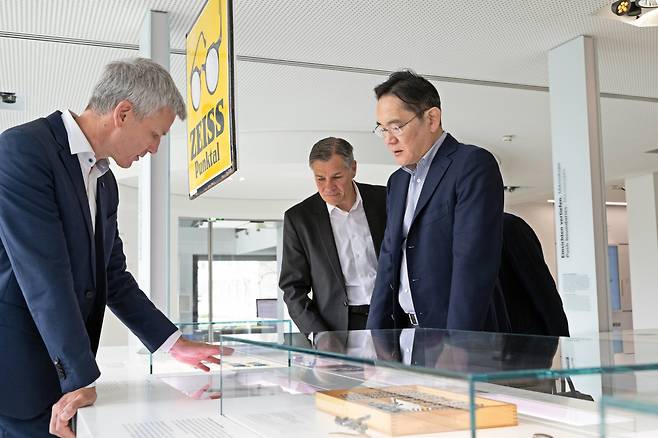 이재용 삼성전자 회장이 지난 26일(현지시간) 독일 오버코헨 ZEISS 본사를 방문해 ZEISS 제품을 살펴보고 있다. [연합]