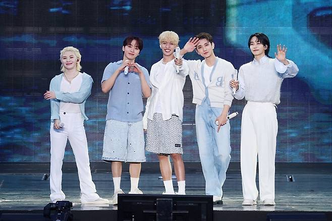 세븐틴 보컬팀은 신곡 '청춘찬가' 무대를 최초 공개했다. 플레디스 엔터테인먼트 제공