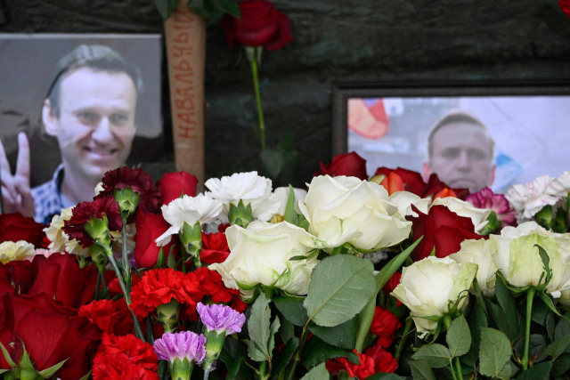 ▲ 2월 17일(현지시간) 러시아 모스크바에 위치한 정치적 희생자를 기리기 위한 기념비 옆에 전날 숨진 것으로 발표된 러시아 반정부 운동가 알렉세이 나발니의 사진과 꽃이 추모의 의미로 놓여 있다. ⓒAFP=연합뉴스
