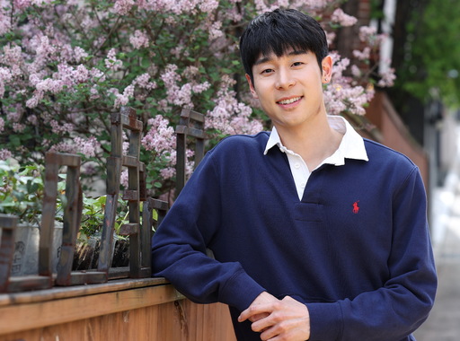 바이올리니스트 대니 구가 지난 26일 서울 강남구 한 카페에서 포즈를 취하고 있다. 연합뉴스