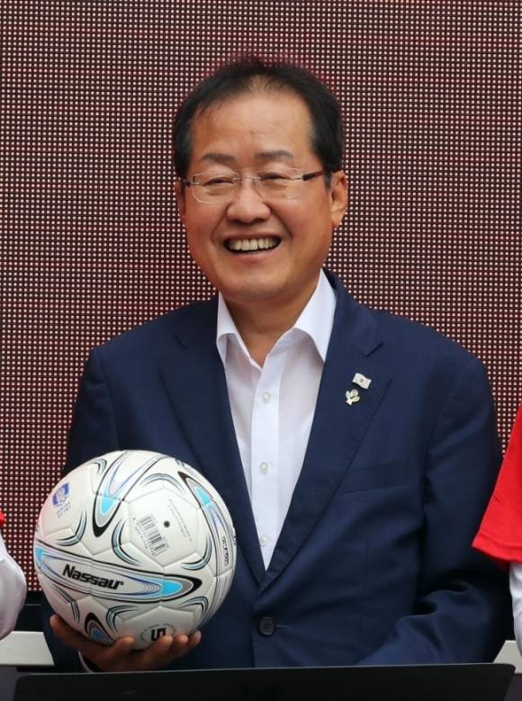 지난 2018년 당시 홍준표 자유한국당 대표가 충남 천안시 아라리오 조각광장에서 열린 ‘이긴다! 충남가즈아!’ 총력 유세에서 우리나라의 성공적인 러시아 월드컵 성적을 기원하는 축구공 던지기 이벤트를 하고 있다. 뉴스1