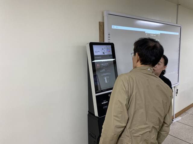 25일 서울 강남구 대치4동주민센터 정보화교실에서 한 수강생이 키오스크 활용법을 배우고 있다. 이승령 기자