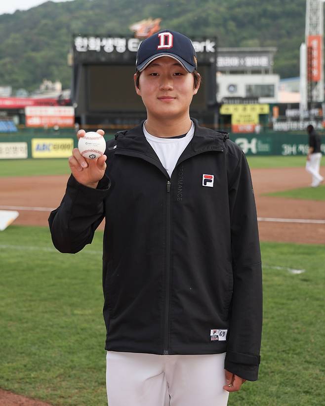 ▲ 두산 베어스 김택연이 첫 승 기념구를 들고 촬영하고 있다. ⓒ 두산 베어스