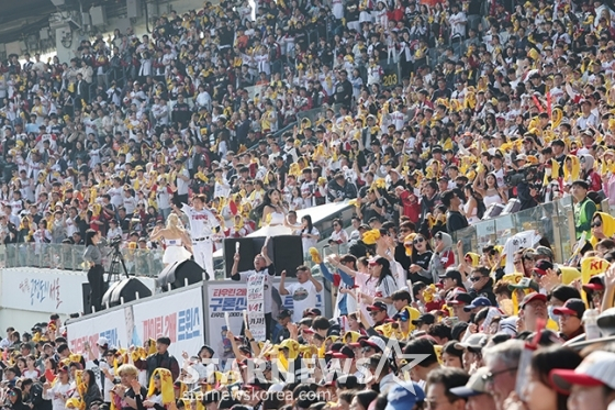 LG-한화의 개막전이 열린 지난 3월 23일 잠실구장에서 관중들이 열띤 응원을 펼치고 있다,  /사진=김진경 기자
