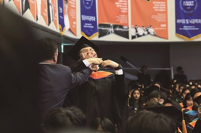카이스트 학위 수여식에서 축사를 하던 윤석열 대통령에게 R&D 예산 삭감을 항의한 졸업생이 강제 퇴장당했다.[사진=뉴시스]