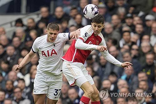 토트넘이 28일(한국시간) 잉글랜드 런던에 있는 토트넘 홋스퍼 스티다움에서 열린 아스널과의 2023-2024시즌 프리미어리그 35라운드 '북런던 더비' 홈 경기에서 2-3으로 패했다. 손흥민이 북런던 더비 8호 골을 넣었지만, 빛이 바랬다.&nbsp;  승점 확보에 실패한 토트넘은 5위(18승 6무 9패 승점 60)에 머물렀다. 4위 애스턴 빌라(20승 7무 8패 승점 67)보다 두 경기 덜 치렀지만, 승점 차를 좁히지 못하면서 4위까지 주어지는 다음 시즌 유럽축구연맹(UEFA) 챔피언스리그 출전권 확보 가능성이 떨어졌다.&nbsp;연합뉴스