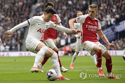 토트넘이 28일(한국시간) 잉글랜드 런던에 있는 토트넘 홋스퍼 스티다움에서 열린 아스널과의 2023-2024시즌 프리미어리그 35라운드 '북런던 더비' 홈 경기에서 2-3으로 패했다. 손흥민이 북런던 더비 8호 골을 넣었지만, 빛이 바랬다.&nbsp;  승점 확보에 실패한 토트넘은 5위(18승 6무 9패 승점 60)에 머물렀다. 4위 애스턴 빌라(20승 7무 8패 승점 67)보다 두 경기 덜 치렀지만, 승점 차를 좁히지 못하면서 4위까지 주어지는 다음 시즌 유럽축구연맹(UEFA) 챔피언스리그 출전권 확보 가능성이 떨어졌다.&nbsp;연합뉴스