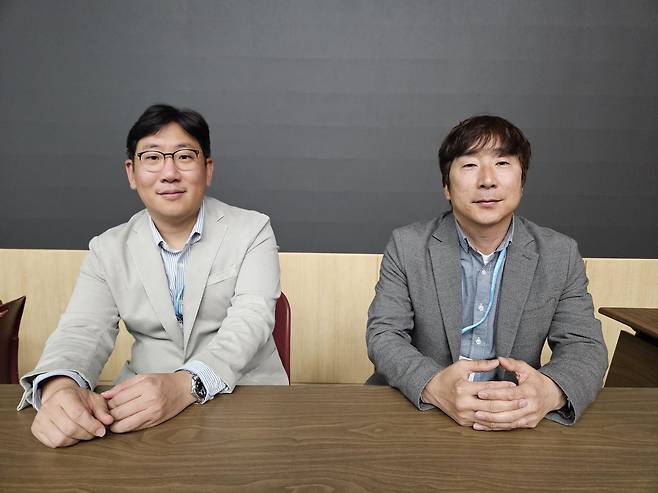 한국화학공학회 참석한 황동원 화학연 본부장(오른쪽)·박지훈 화학연 센터장 [촬영 조승한]