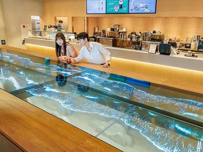 스타벅스 더여수돌산DT점에 적용된 LG디스플레이의 투명 OLED 테이블 [LG디스플레이 제공. 재판매 및 DB 금지]