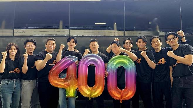 '범죄도시 4' 감독과 배우들의 400만 돌파 감사 사진 [에이비오엔터테인먼트 제공. 재판매 및 DB 금지]