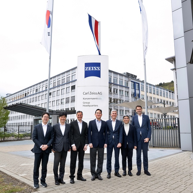 지난 26일(현지시각) 독일 오버코헨 자이스 본사를 방문한 이재용 삼성전자 회장(가운데)이 칼 람프레히트 자이스그룹 CEO(왼쪽에서 세번째) 등 관계자들과 기념 사진을 촬영하는 모습./사진=삼성전자 제공