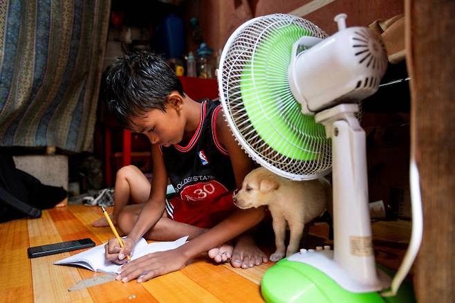 26일(현지시간) 필리핀 마닐라에 있는 집에서 한 학생이 대면 수업이 중단된 후 집에서 공부하고 있다.(사진=로이터)