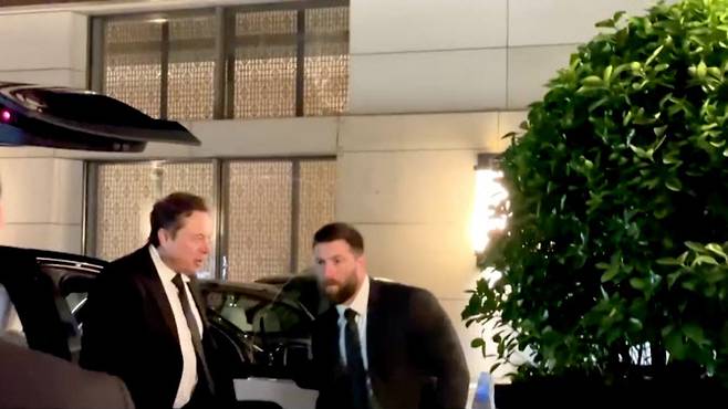 28일(현지시간) 중국 베이징에서 중국을 방문한 테슬라 CEO 일론 머스크 CEO가 차량에서 내리고 있다.(사진=로이터)