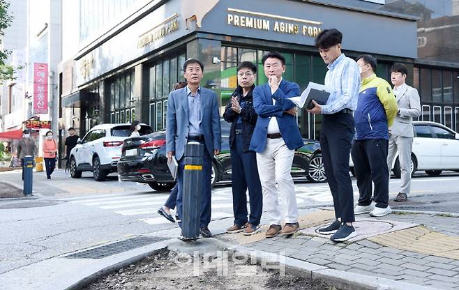 김동근 시장과 시 관계자들이 ‘걷고싶은 도시’ 실현을 위한 보행환경 개선 방안에 대해 현장 회의를 하고 있다.(사진=의정부시 제공)