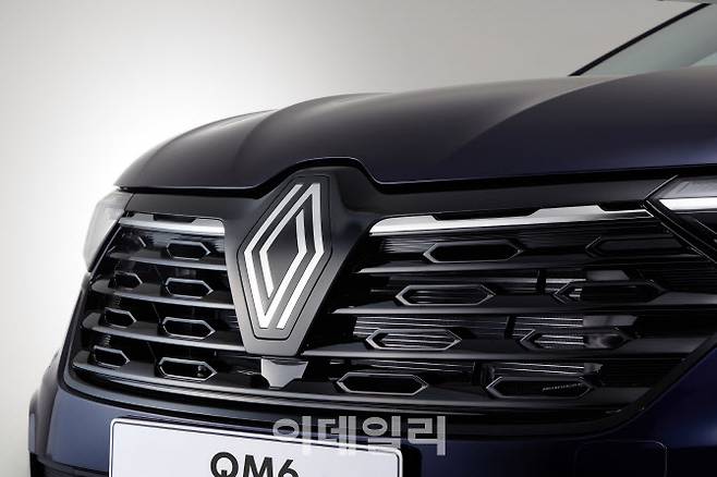 뉴 르노 QM6(new Renault QM6)의 전면에 새롭게 반영된 ‘로장주’ 엠블럼.(사진=르노코리아)