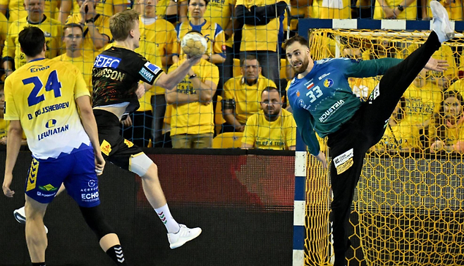  사진제공=EHF Champions League 공식 인스타그램 캡쳐 / 키엘체(노랑색) vs 마그데부르크 (검은색) 경기 사진