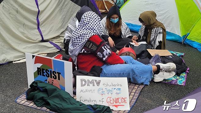 친팔레스타인 시위대가 27일(현지시간) 미국 워싱턴DC 조지워싱턴대 광장 앞 H스트리트에서 텐트 농성에 대한 지지를 표하는 시위를 벌이고 있다.