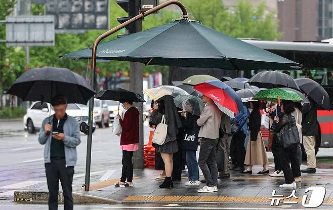 전국 대부분 지역에 비가 예보된 24일 오전 서울 종로구 세종대로사거리에서 우산을 쓴 시민들이 발걸음을 옮기고 있다. 2024.4.24/뉴스1 ⓒ News1 김도우 기자