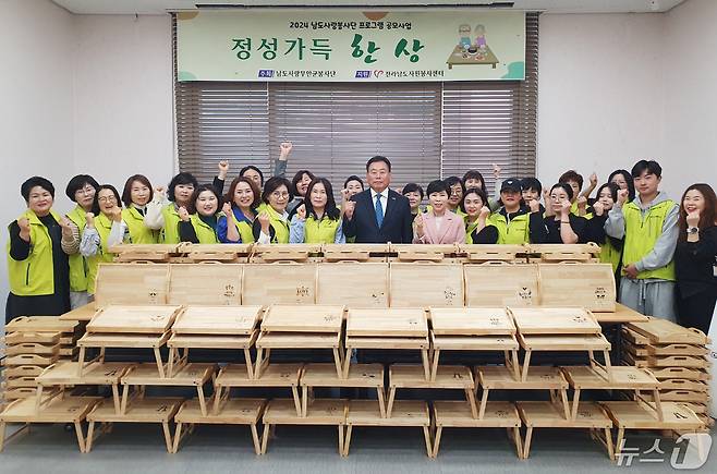 남도사랑 무안군 봉사단 원목 밥상 만들기 봉사활동에 방문해 격려하는 김산 군수 (무안군 제공)/뉴스1 ⓒ News1 김태성 기자