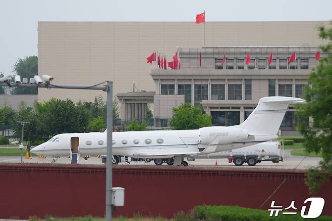 지난 28일 일론 머스크 테슬라 최고경영자(CEO) 전용기가 베이징 공항에 도착한 모습. ⓒ 로이터=뉴스1 ⓒ News1 박형기 기자