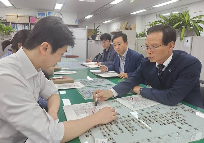 29일 충북 음성군은 조병옥 군수가 중앙부처를 방문해 지역 현안 사업 지원을 요청했다고 밝혔다. 오른쪽이 사업을 설명하고 있는 조 군수.(음성군 제공)2024.4.29/뉴스1