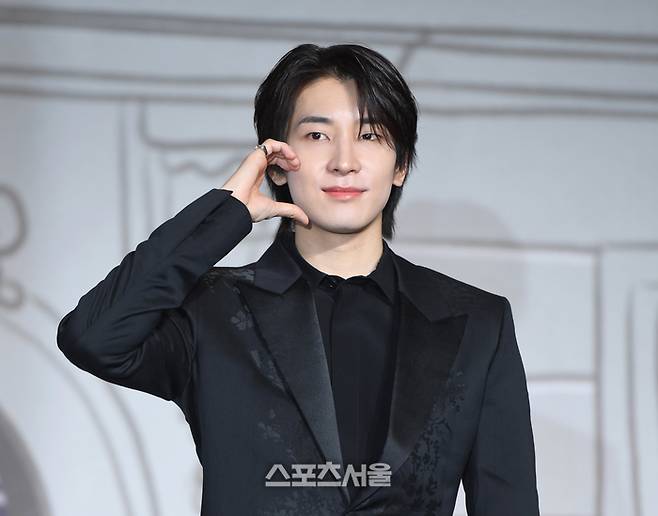 세븐틴 원우이 29일 콘래드 서울 호텔에서 그간 9년 활동을 정리한 베스트 앨범 ‘세븐틴 이즈 라이트 히어(17 IS RIGHT HERE)’ 발매 기념 글로벌 기자간담회에서 포토타임을 갖고 있다. 2024. 4. 29.최승섭기자 thunder@sportsseoul.com