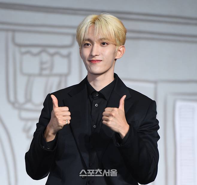 세븐틴 도겸이 29일 콘래드 서울 호텔에서 그간 9년 활동을 정리한 베스트 앨범 ‘세븐틴 이즈 라이트 히어(17 IS RIGHT HERE)’ 발매 기념 글로벌 기자간담회에서 포토타임을 갖고 있다. 2024. 4. 29.최승섭기자 thunder@sportsseoul.com