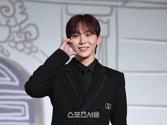세븐틴 승관이 29일 콘래드 서울 호텔에서 그간 9년 활동을 정리한 베스트 앨범 ‘세븐틴 이즈 라이트 히어(17 IS RIGHT HERE)’ 발매 기념 글로벌 기자간담회에서 포토타임을 갖고 있다. 2024. 4. 29.최승섭기자 thunder@sportsseoul.com