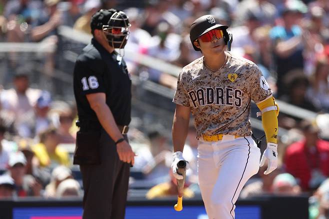 샌디에이고 파드리스 김하성이 29일(한국시각) 필라델피아 필리스전에서 4회 삼진을 당한 뒤 아쉬운 표정을 지으며 들어가고 있다. AFP연합뉴스
