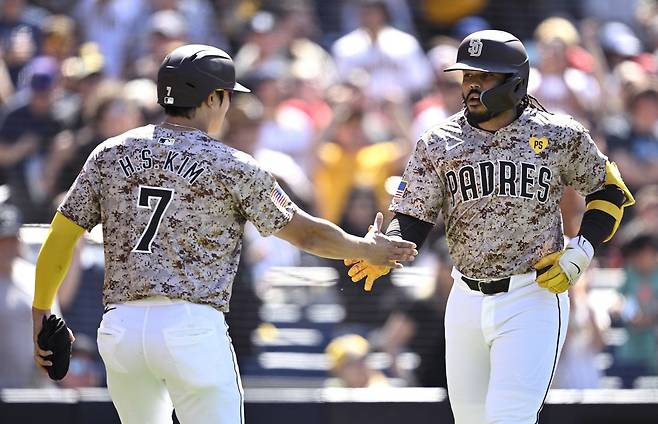 김하성이 7회 3점홈런을 치고 들어오는 루이스 캄푸사노를 환영하고 있다. USATODAY연합뉴스