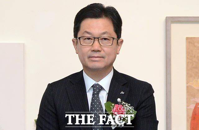이경하(사진) JW홀딩스 회장의 장남 이기환 씨가 과천 본사에 있는 경영관리 부서에서 근무하고 있다. /뉴시스