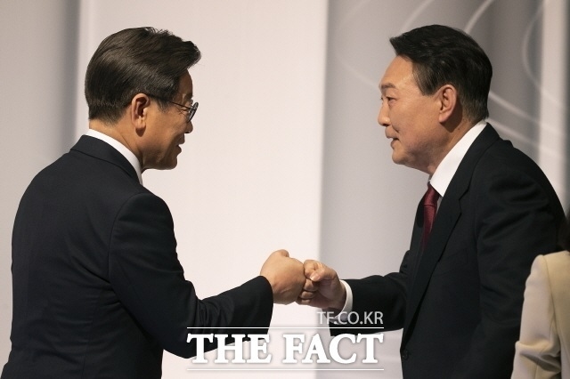 윤석열 대통령(오른쪽)과 이재명 더불어민주당 대표가 오는 29일 만난다. /더팩트 DB
