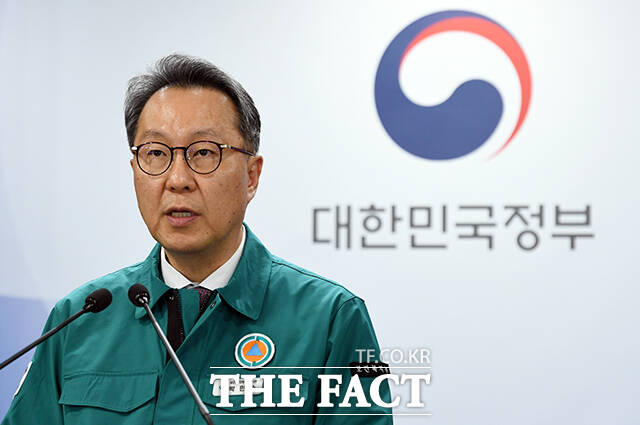 정부가 29일 의과대학 증원에 반발한 의대 교수들의 휴진 및 사직에 따른 환자 피해를 최소화하기 위해 공중보건의사(공보의)와 군의관을 추가로 투입하기로 했다. /임영무 기자