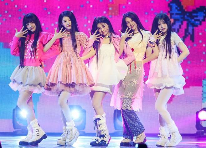 신인 그룹 아일릿이 데뷔 쇼케이스에서 첫 미니앨범 'SUPER REAL ME'의 타이틀곡 'Magnetic' 무대를 선보이고 있다. [이미지출처=연합뉴스]