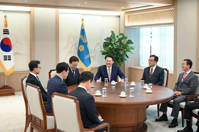 윤석열 대통령과 이재명 더불어민주당 대표가 29일 서울 용산 대통령실 집무실에서 회담을 하고 있다. [이미지출처=연합뉴스]